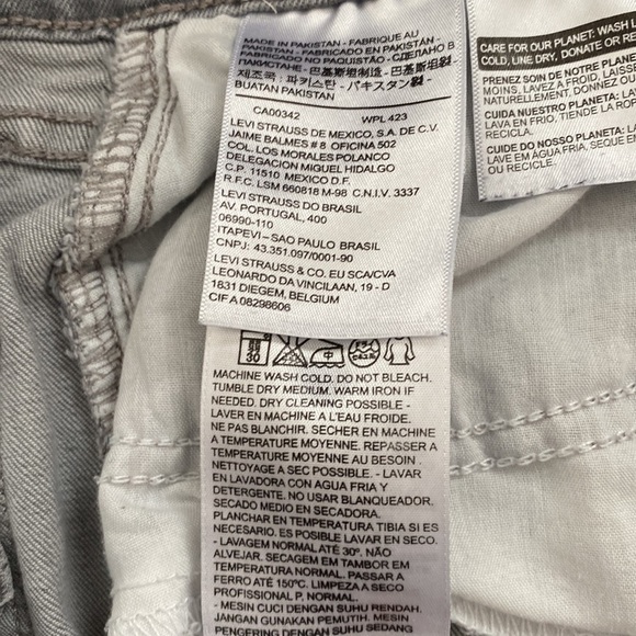Levi’s gray size 30 waist and 28 inseam mid rise skinny. Great with boots!
C - Picture 12 of 12